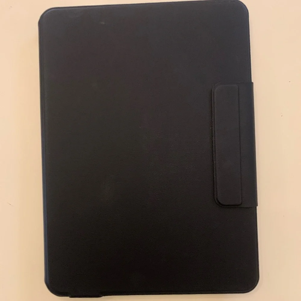 iPad 10.9 & 11 inch Keyboard Case / NO USB-C CHARGER INCLUDED